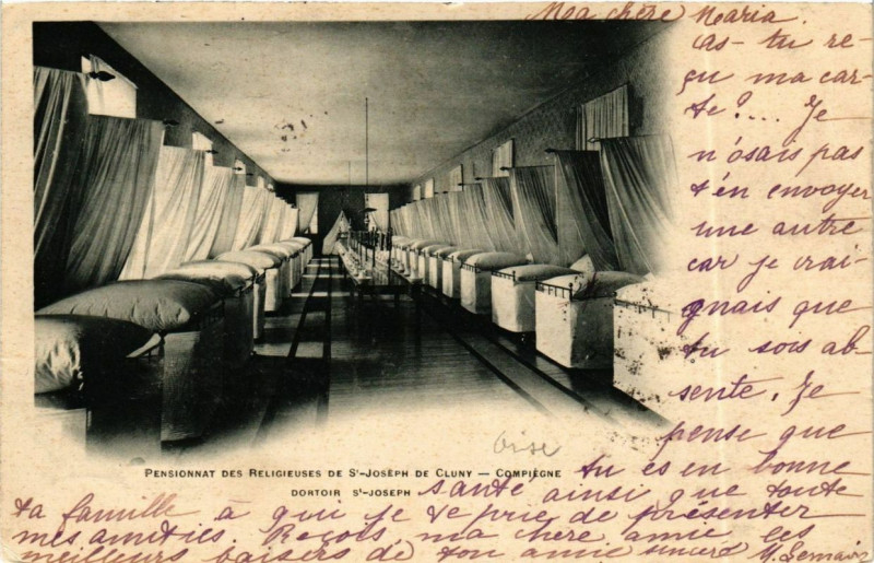 Carte postale ancienne Pensionnat des Religieuses de Saint-Joseph de Cluny Compiegne Dortoir à Compiègne