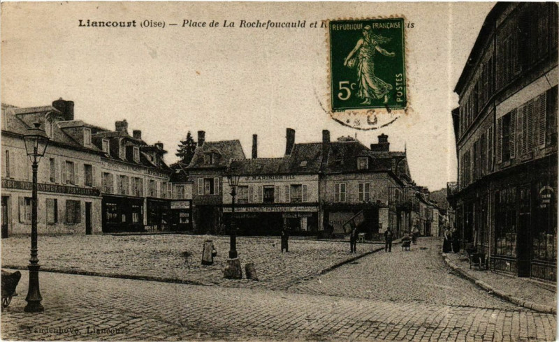 Carte postale ancienne Liancourt Place de a Rochefoucauld à Liancourt
