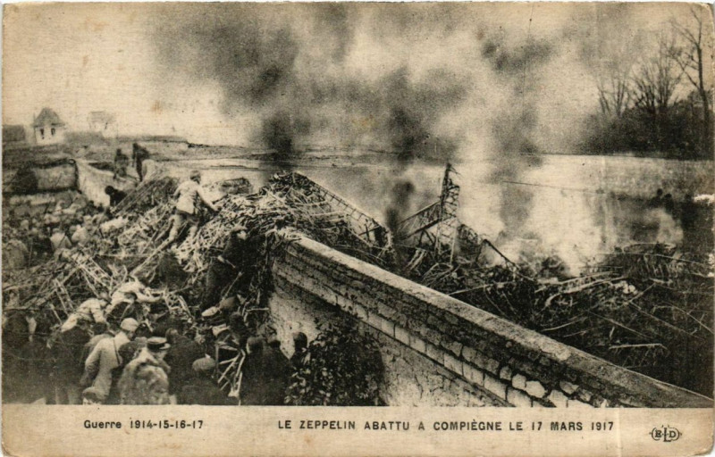 Carte postale ancienne Le Zeppelin abattu a Compiegne le 17 mars 1917 à Compiègne