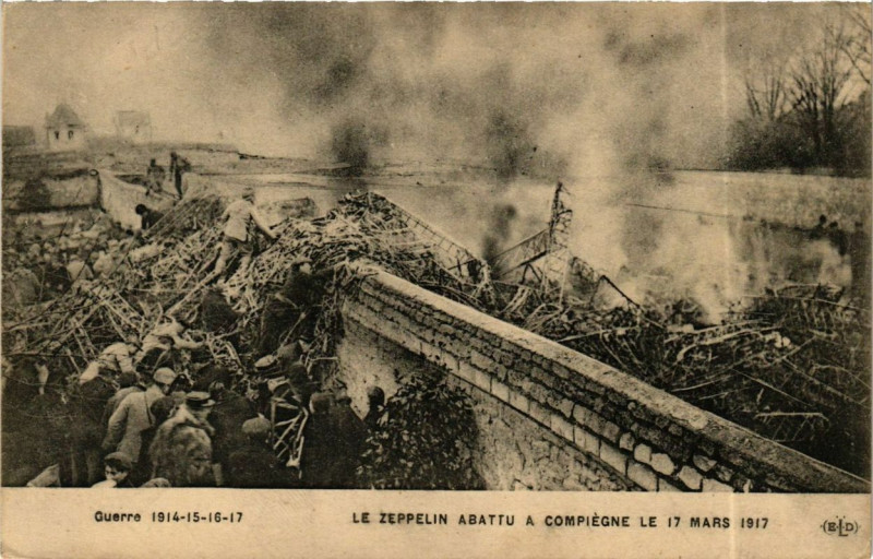 Carte postale ancienne Le Zeppelin abattu a Compiegne le 17 mars 1917 à Compiègne