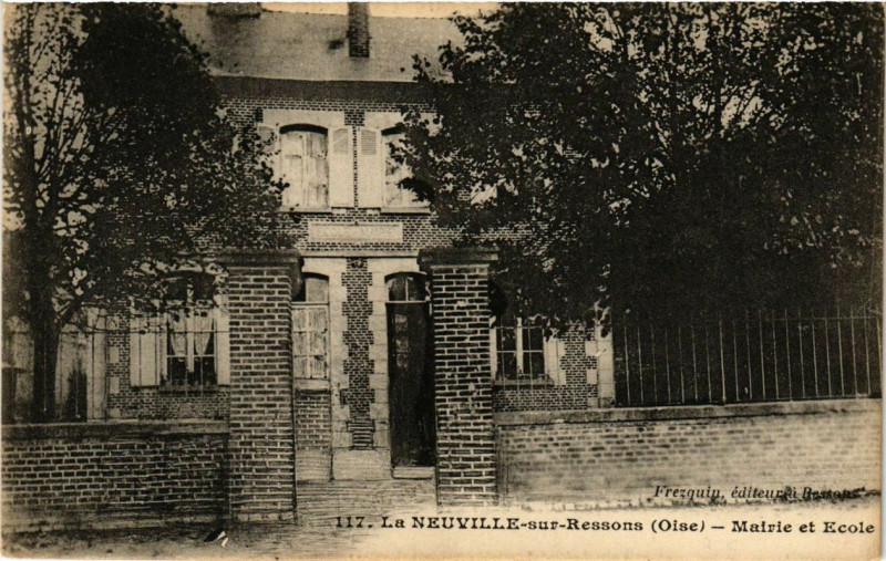 Carte postale ancienne La Neuville-sur-Ressons Mairie et Ecole à La Neuville-sur-Ressons