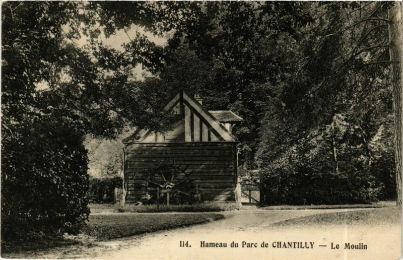 Carte postale ancienne Hameau du Parc de Chantilly Le Moulin à Chantilly