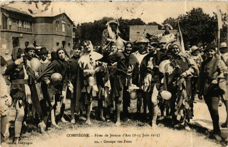 Carte postale ancienne Fetes de Jeanne d'Arc Compiegne Groupe eds Fous à Compiègne