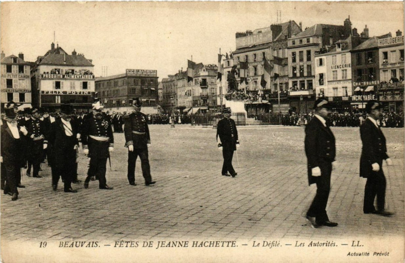 Carte postale ancienne Fetes de Jean Hachette Beauvais Le Defile - les autorites à Beauvais