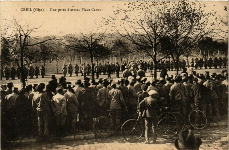 Carte postale ancienne Creil Une prise d'armes Place Carnot à Creil