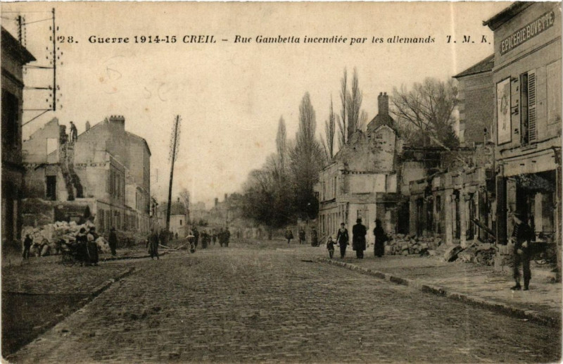 Carte postale ancienne Creil Rue Gambetta incendiée par les alemands à Creil