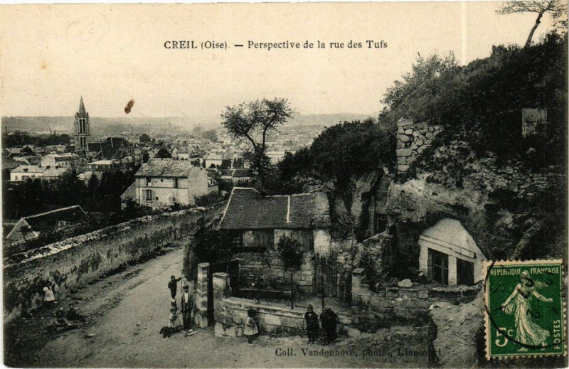 Carte postale ancienne Creil Perspective de la rue des Turfs à Creil