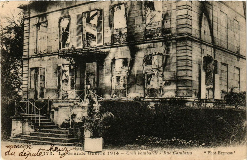 Carte postale ancienne Creil bombarde - Rue Gambetta à Creil