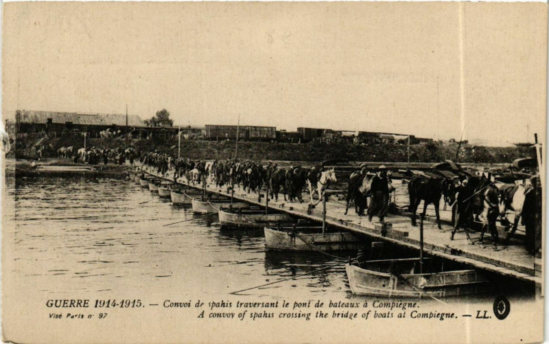 Carte postale ancienne Convoi de Spahis traversant le pont de bateaux a Compiegne à Compiègne