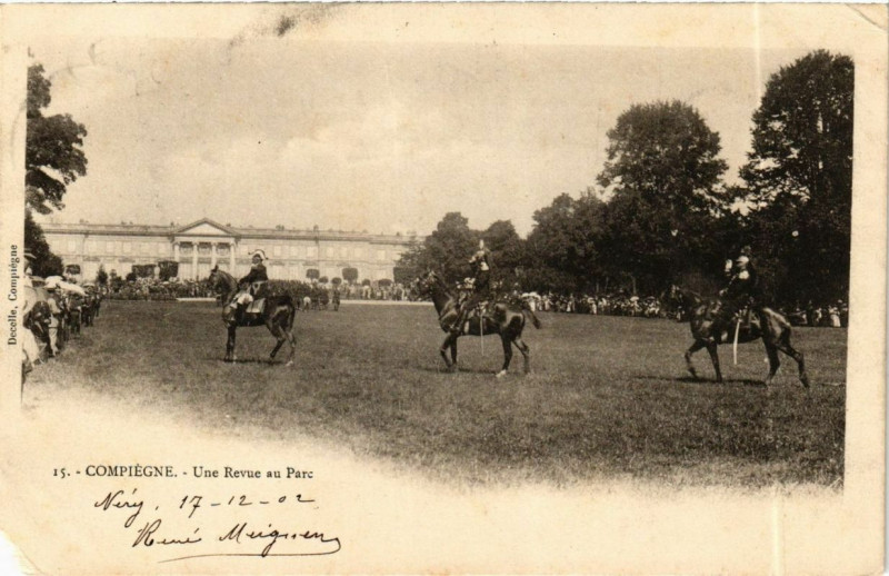 Carte postale ancienne Compiegne Une revue au Parc à Compiègne