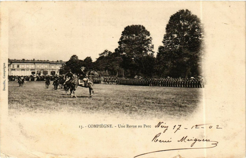 Carte postale ancienne Compiegne Une revue au Parc à Compiègne