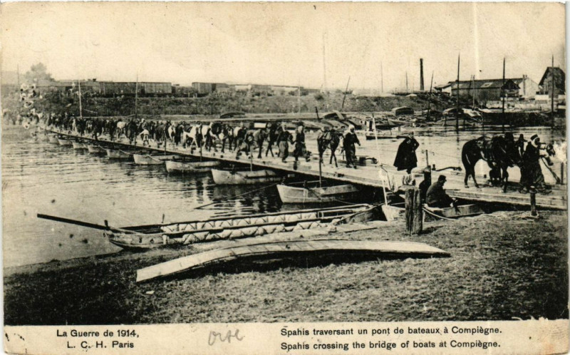 Carte postale ancienne Compiegne Spahis traversant un pont de bateaux à Compiègne