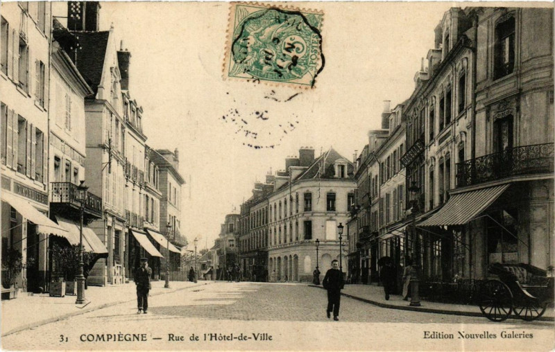 Carte postale ancienne Compiegne Rue de l'Hotel de Ville à Compiègne