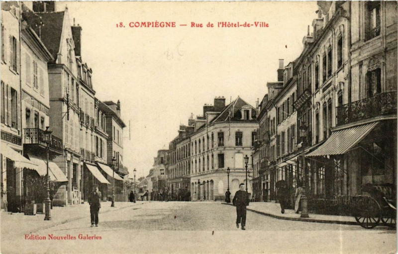 Carte postale ancienne Compiegne Rue de l'Hotel de Ville à Compiègne