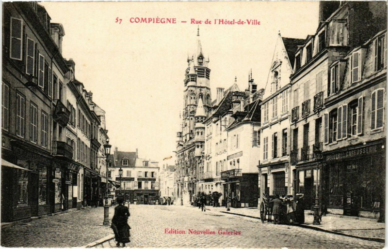 Carte postale ancienne Compiegne Rue de l'Hotel de Ville à Compiègne