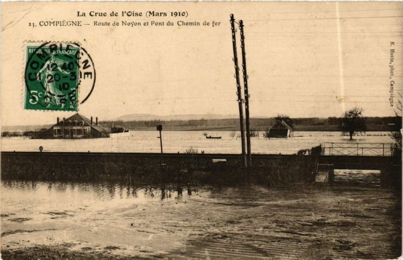 Carte postale ancienne Compiegne Route de Noyon et Pont du chemin de fer à Compiègne
