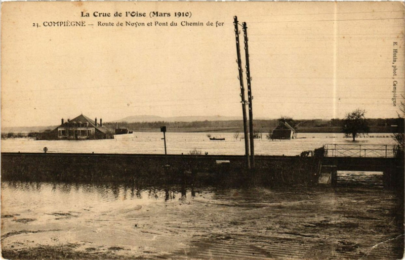 Carte postale ancienne Compiegne Route de Noyon et Pont du chemin de fer à Compiègne