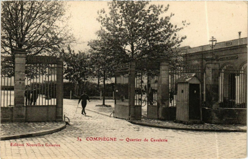 Carte postale ancienne Compiegne Quartier de Cavalerie à Compiègne