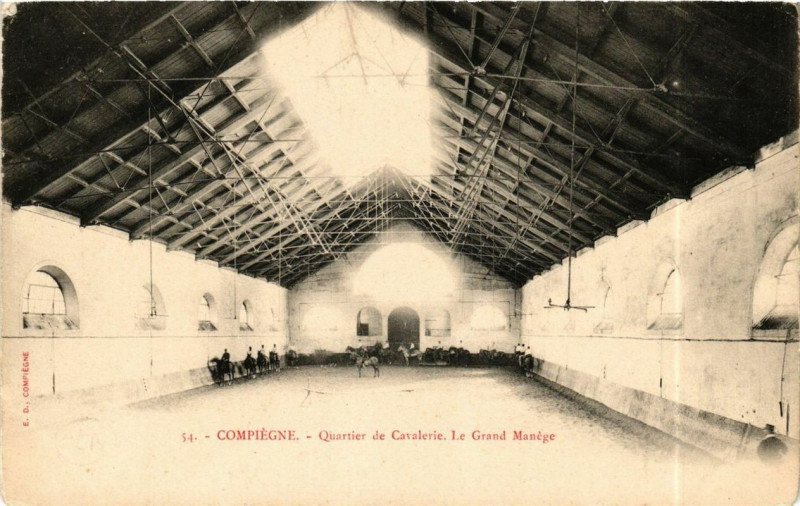 Carte postale ancienne Compiegne Quartier de Cavalerie à Compiègne