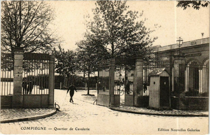 Carte postale ancienne Compiegne Quartier de Cavalerie à Compiègne