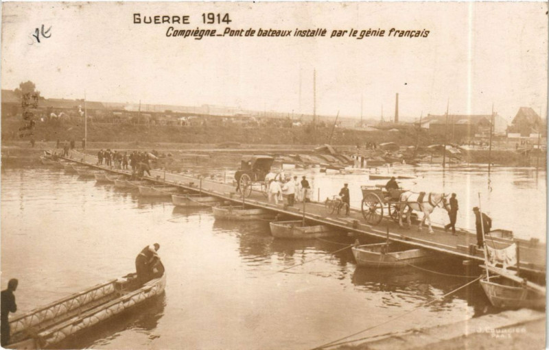 Carte postale ancienne Compiegne Pont de bateaux installe par le genie francais à Compiègne