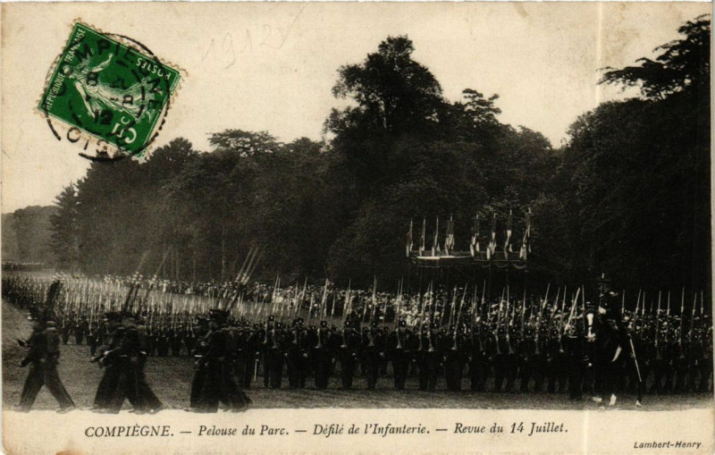 Carte postale ancienne Compiegne Pelouse du Parc - Defile de l'Infanterie à Compiègne