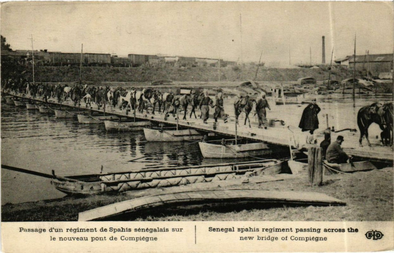 Carte postale ancienne Compiegne Passage d'un regiment de Spahis senegalais à Compiègne