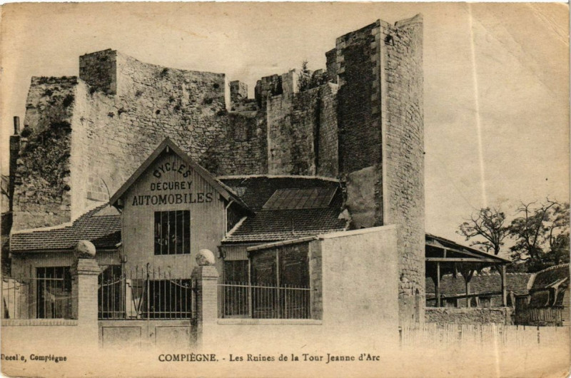 Carte postale ancienne Compiegne Les Ruines de la Tour Jeann d'Arc à Compiègne