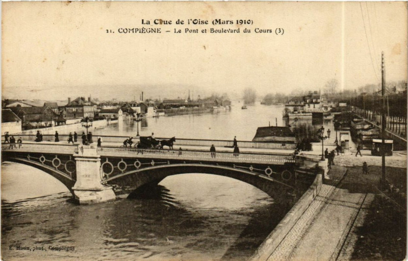 Carte postale ancienne Compiegne Le Pont et Boulevard du Cours à Compiègne