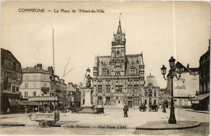 Carte postale ancienne Compiegne La Place de l'Hotel de Ville à Compiègne