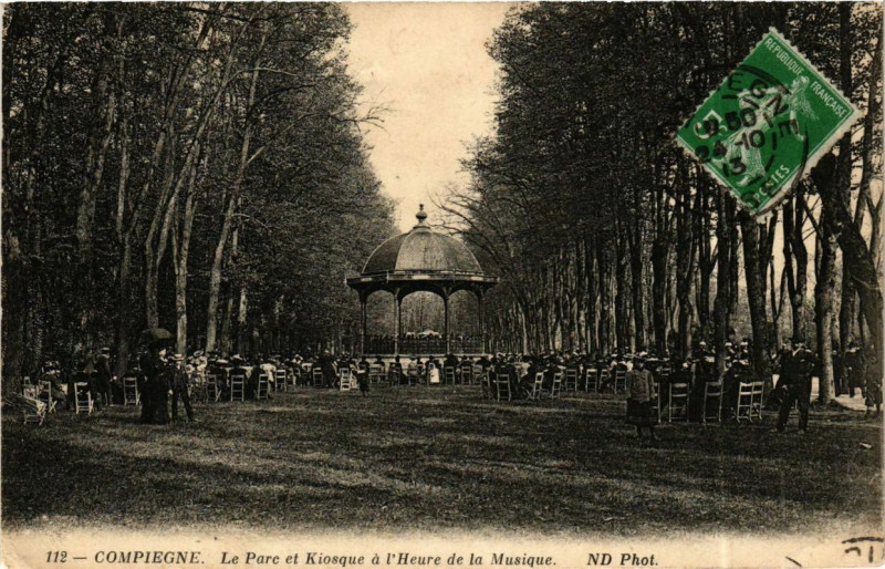 Carte postale ancienne Compiegne La Parc et Kiosque a l'Heure de la Musique à Compiègne