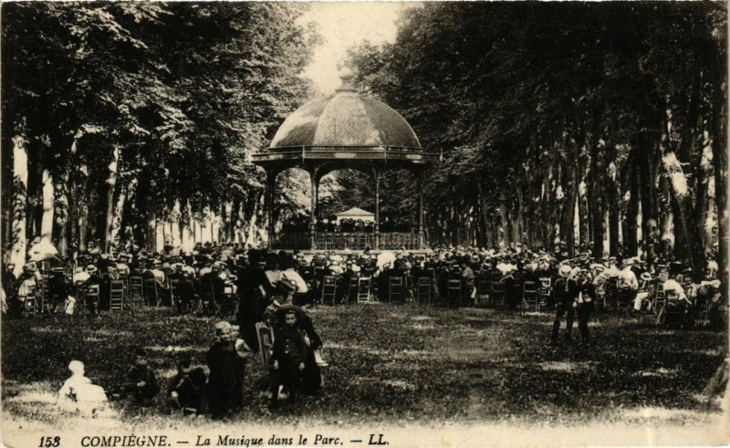 Carte postale ancienne Compiegne La Musique dans le Parc à Compiègne