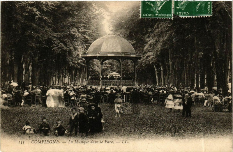 Carte postale ancienne Compiegne La Musique dans le Parc à Compiègne