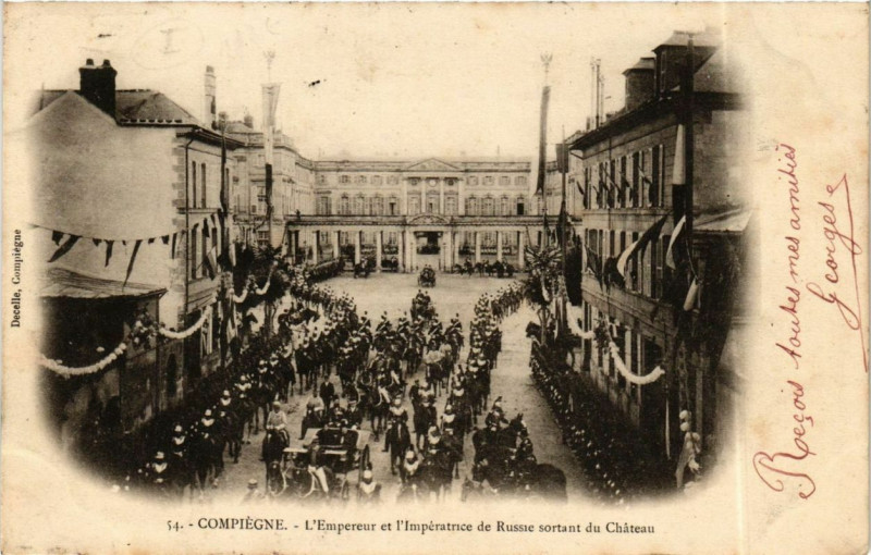 Carte postale ancienne Compiegne L'Empereur et l'Imperatrice du Russie sortant du Chateau à Compiègne