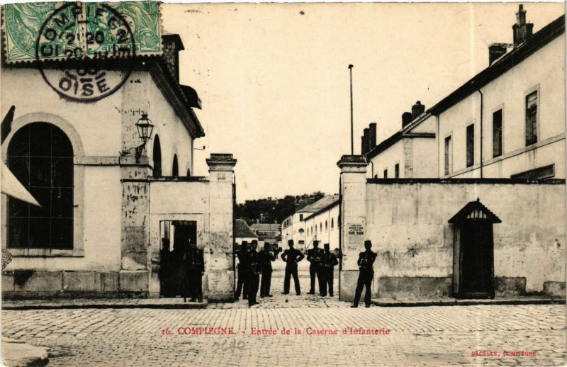 Carte postale ancienne Compiegne Entrée de la Caserne d'Infanterie à Compiègne