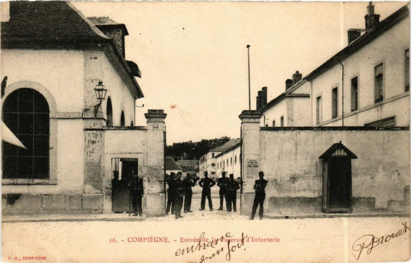 Carte postale ancienne Compiegne Entrée de la Caserne d'Infanterie à Compiègne
