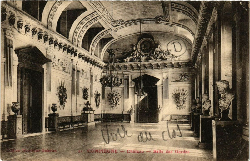 Carte postale ancienne Compiegne Chateau - Salle des Gardes à Compiègne