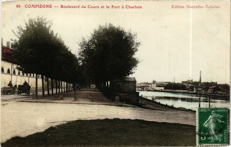 Carte postale ancienne Compiegne Boulevard du Cours et le Ponrt a Charbon à Compiègne