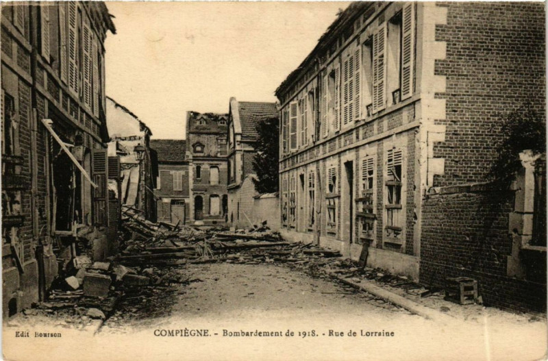 Carte postale ancienne Compiegne Bombardement de 1918. Rue de Lorraine à Compiègne