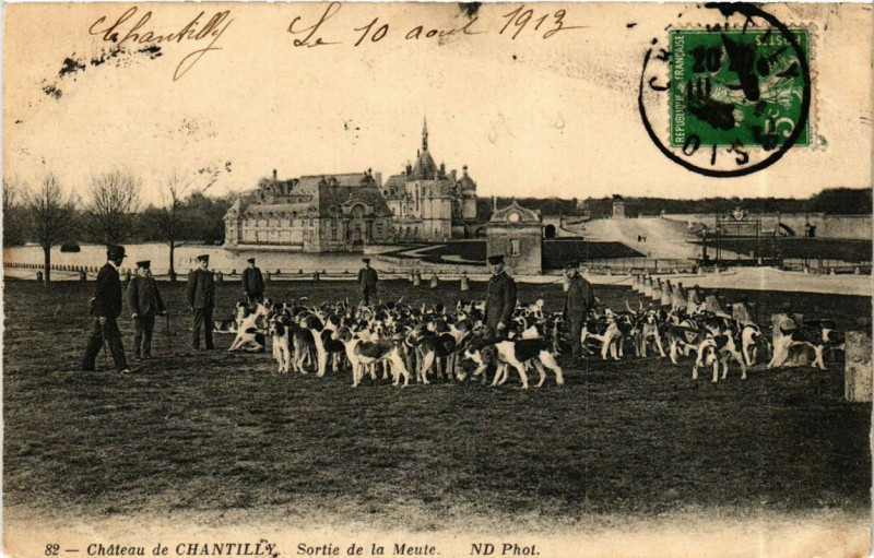 Carte postale ancienne Chateau de Chantilly Sortie de la Meute à Chantilly