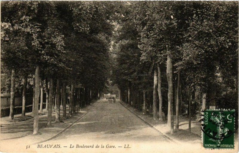 Carte postale ancienne Beauvais Le Boulevard de la gare à Beauvais