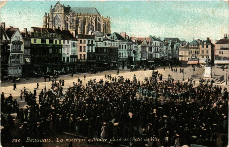 Carte postale ancienne Beauvais La musique militaire place de l'Hotel de Ville à Beauvais