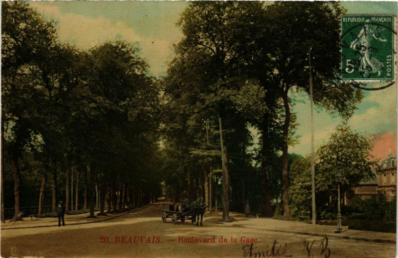 Carte postale ancienne Beauvais Boulevard de la Gare à Beauvais