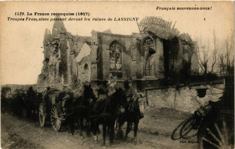 Carte postale ancienne Troupes Francaises passant devant les ruines de Lassigny à Lassigny