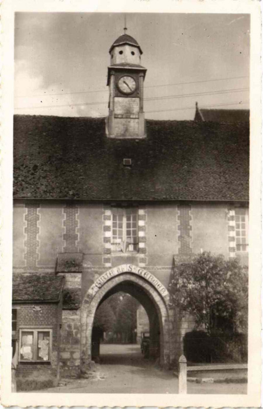 Carte postale ancienne Saint-Germer-de-Fly La Mairie et la Voute à Saint-Germer-de-Fly