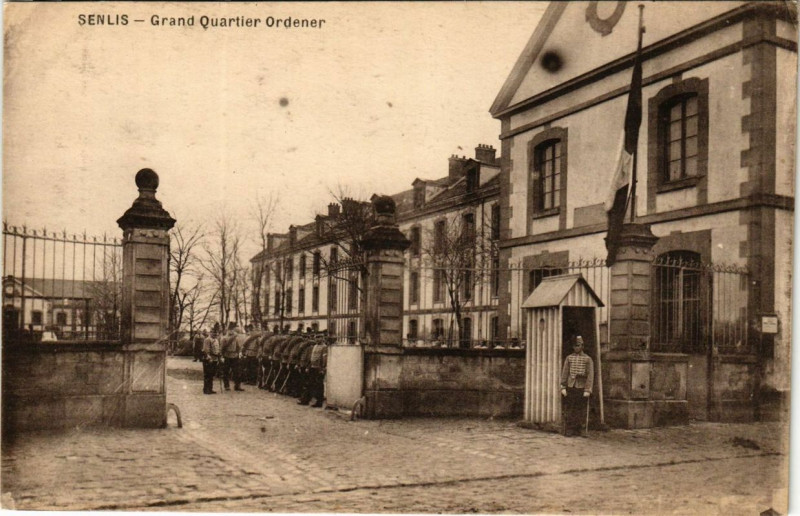 Carte postale ancienne Senlis Grand Quartier Ordener à Senlis