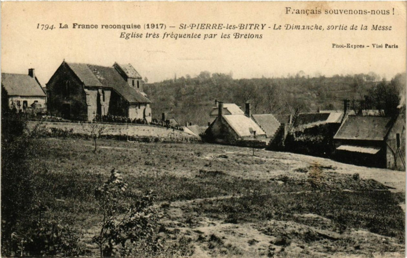 Carte postale ancienne Saint-Pierre-Les-Bitry Le Dimanche sortie de la messe à Saint-Pierre-lès-Bitry