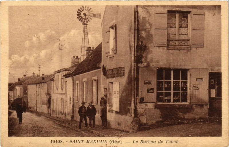 Carte postale ancienne Saint-Maximin Le Bureau de Tabac à Saint-Maximin