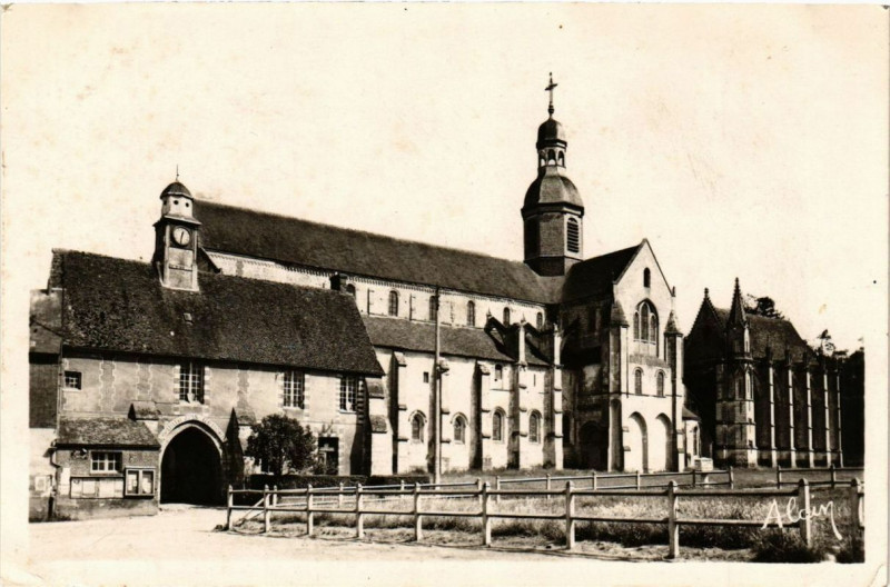 Carte postale ancienne Saint-Germer-de-Fly Eglise Abbatiale et la Sainte-Chapelle à Saint-Germer-de-Fly