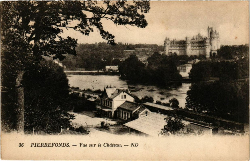 Carte postale ancienne Pierrefonds Vue sur le Chateau à Pierrefonds